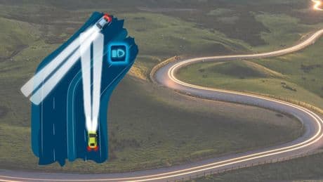 Confirmado por la DGT: ¿Sabes qué conductor debe cambiar primero las luces largas por las cortas en una curva como esta?