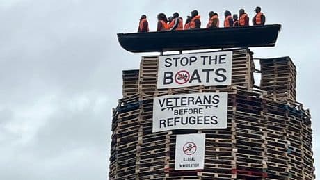 Migranten-Puppen in Boot sollen verbrannt werden – Traditionelles Lagerfeuer löst Entsetzen aus