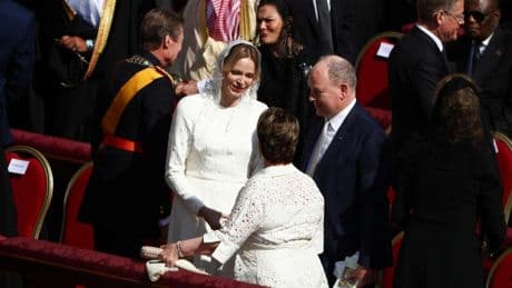 Charlene de Mónaco apuesta como Letizia por el privilegio blanco para la misa del papa León XIV