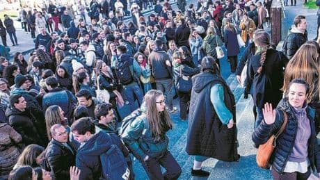 La escasez de sanitarios coloca las carreras médicas en lo alto del ranking de empleo y salarios