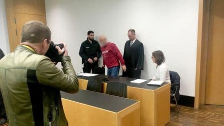 Bilder aus Internet geladen: Mann soll Priester mit Nacktfotos erpresst haben