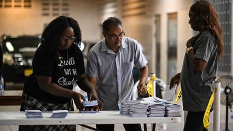 Surinaamse kiezers lijken tegenpolen in de politiek tot samenwerking te dwingen