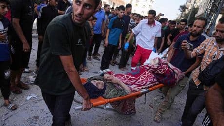 Orrore a Gaza, cittadini uccisi in attesa del cibo. Netanyahu difende i capi militari