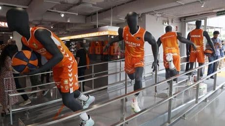 Estreno con novedades de la nueva tienda del Valencia Basket en el Roig Arena