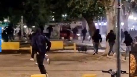 Batalla campal en Sevilla entre ultras del Betis y la Fiorentina