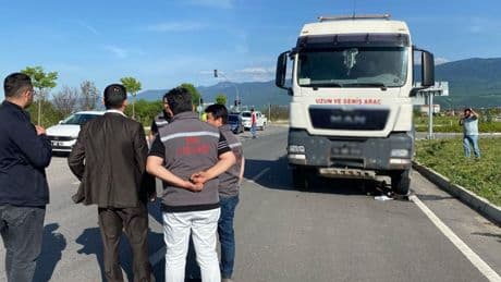 Bolu'da feci kaza: Kırmızı ışıkta geçen bisikletli, tırın altında kaldı