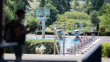 8 Mädchen belästigt: Innenminister nennt neue Details zu Übergriff im Freibad