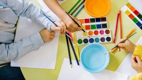 "Mostro e ciuccio", il vomito nello zaino. Cosa faceva la maestra ai bimbi dell'asilo