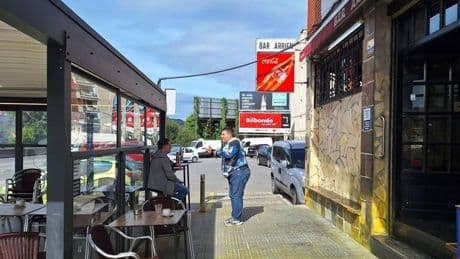 «Estaba sentado en la terraza cuando vino corriendo a por mí con un cuchillo»