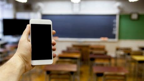Cataluña prohibirá el uso del móvil en todas las aulas, incluso para fines pedagógicos