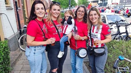 Danique komt eerder terug van vakantie voor PSV-feest: ’Een huldiging missen, dat kan toch niet?’