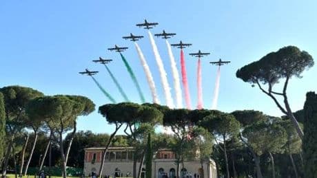 Il mondo attorno all’Ovale di Piazza di Siena: 31 Paesi rappresentati, 1.700 persone tra atleti e staff. E il volo delle Frecce Tricolori