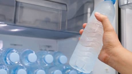 Flaschentrick soll Temperatur im Raum senken: Besser als Klimaanlage?