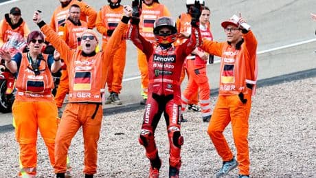 Marc Márquez arrasa en Alemania y se acerca a Valentino