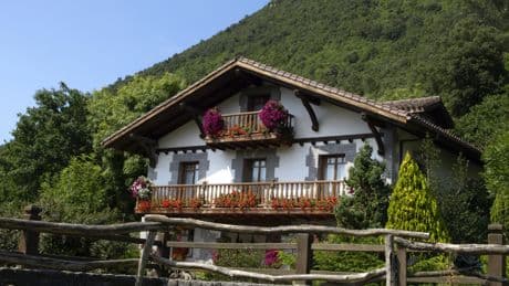 Las casas rurales estarán exentas del nuevo registro de alquiler turístico tras reunirse con Vivienda