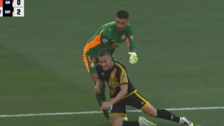 Vaya día de Gazzaniga: ¡Regala un gol, hace un penalti y acaba expulsado!