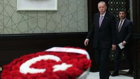 MHP lideri Bahçeli'den Kabine'ye Türk bayraklı çiçek jesti