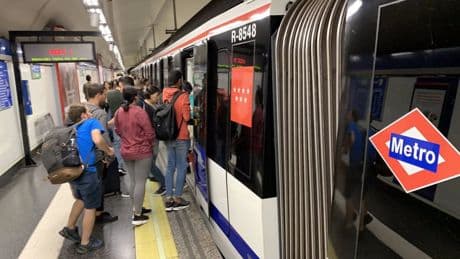Lunes de caos en el transporte de Madrid con retrasos en Metro, Cercanías y Metro Ligero en plena hora punta: &quot;Es una vergüenza&quot;