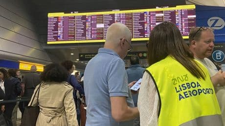 Decenas de pasajeros en Lisboa, en vilo por los equipajes retenidos tras el apagón de hace cuatro días