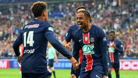 Fransa Kupası'nı PSG müzesine götürdü