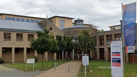 Heimtückische Attacke in Psychiatrie - Mutmaßliche Islamistin (13) sticht Pflegerin nieder