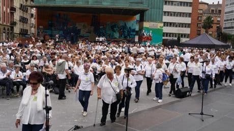 Un millar de voces desfilan por Barakaldo en el Día Coral de Bizkaia