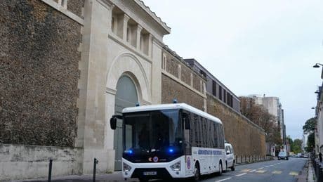Paris : deux mineurs en garde à vue pour avoir jeté des cocktails Molotov contre la prison de la Santé