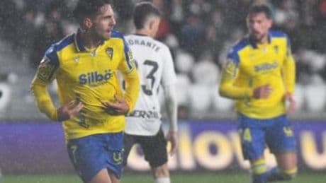 Empate que tranquiliza al Cádiz y aleja el soñado playoff del Burgos