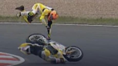 Andrea Iannone, baja en la República Checa tras su dura caída en los libres