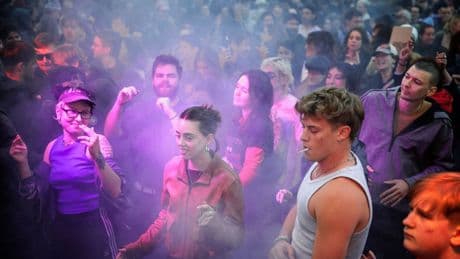 Al dansend demonstreren Berlijnse feestgangers tegen uitbreiding van de ringweg, die hun clubs met sluiting bedreigt