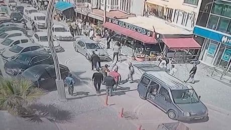 Genç kadını sürükleyerek kaçırmaya çalıştılar