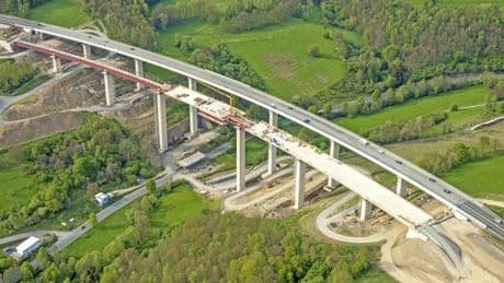 Premiere im Großbrückenbau: 40.000 Tonnen Brücke – an einem Stück verschoben