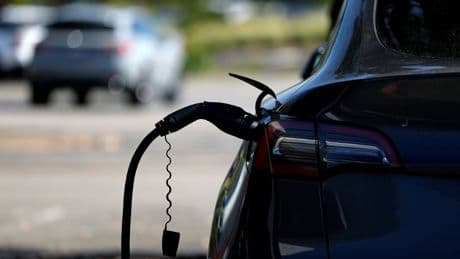 Voitures électriques : une étude confirme leur avantage climatique face aux moteurs thermiques