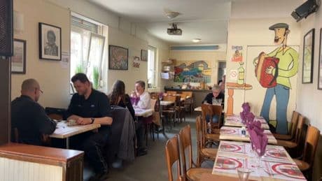 "On va se battre": les clients du Cheval Blanc mobilisés pour sauver le bistrot lillois