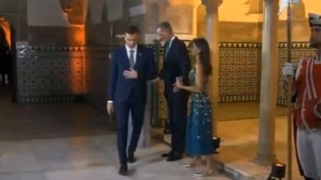 El lío de Sánchez con el protocolo junto a los Reyes en la recepción en el Alcázar de Sevilla