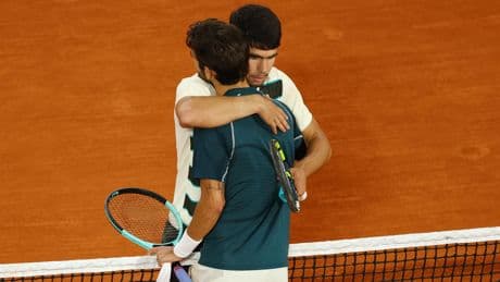 Roland-Garros : Lorenzo Musetti abandonne, Carlos Alcaraz au rendez-vous de la finale