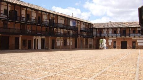 Descubre la increíble plaza de un pueblo de Ciudad Real con galerías de madera que es Bien de Interés Cultural