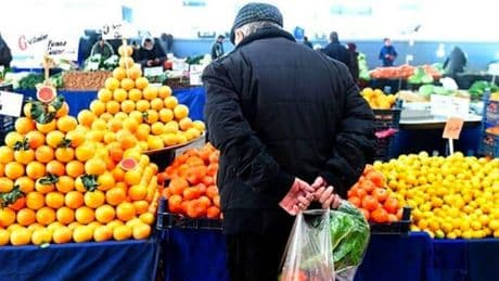 DİSK-AR: Emeklilerin nüfus içindeki payı artarken pastadaki payı düşüyor, Türkiye’de emekli aylıkları dibe doğru eşitleniyor