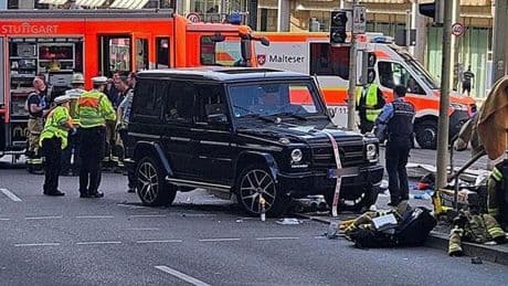 Almanya'nın Stuttgart kentinde bir araç kalabalığın arasına daldı