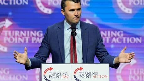 Charlie Kirk, influenceur conservateur américain, blessé par balles lors d’un rassemblement dans une université de l’Utah