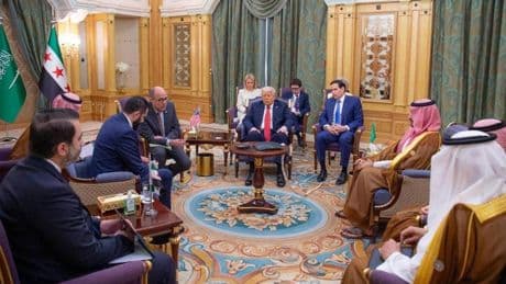 Trump se reúne con el líder sirio y le pide firmar la paz con Israel