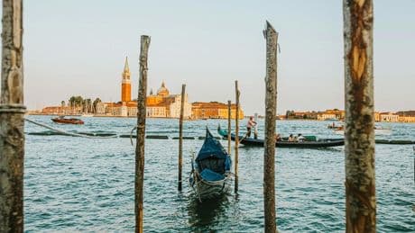 Venecia es un bosque invertido que se está hundiendo. Hay un plan radical para salvarla: elevarla 30 centímetros
