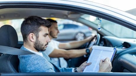 La DGT necesita contratar a más examinadores: qué debes hacer para conseguir el trabajo y cuánto cobrarás por valorar las pruebas prácticas de los aspirantes a conductor