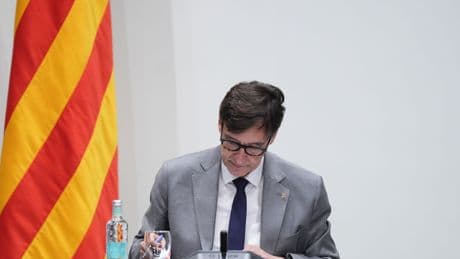 Illa pierde los papeles cuando PP y Vox le recuerdan que su nombre sale en el informe de la UCO sobre Cerdán