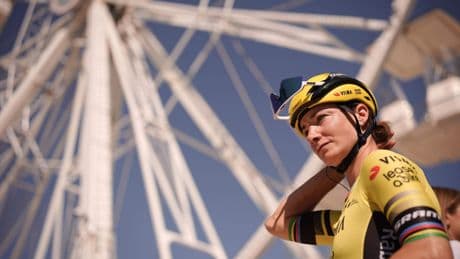 Herbeleef hoe Marianne Vos geweldig ploegenspel Visma-Lease a Bike beloonde met ritzege en geel