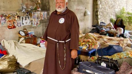 Padre Fedele, sosta allo stadio per l’ultimo saluto al primo frate ultrà