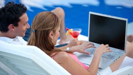 Reisen: Was Sie im Hotel-WLAN unbedingt vermeiden sollten
