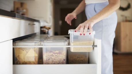 Dieses Küchenprodukt ersetzt gleich drei Reiniger – und Sie haben es vermutlich