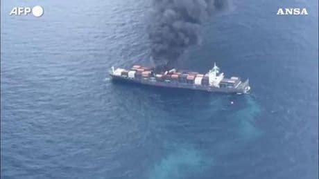 India, portacontainer a fuoco: le immagini delle operazioni di soccorso