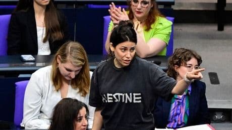 Trikot, Schlips, Mütze: Kleiderordnung sorgt für Zoff im Bundestag